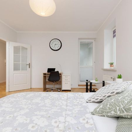 Studio Bielany With Home Office Near Metro Station By Noclegi Renters Varsovia Exterior foto