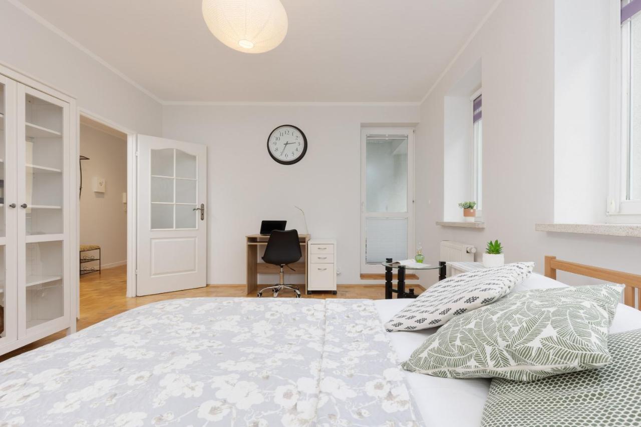 Studio Bielany With Home Office Near Metro Station By Noclegi Renters Varsovia Exterior foto